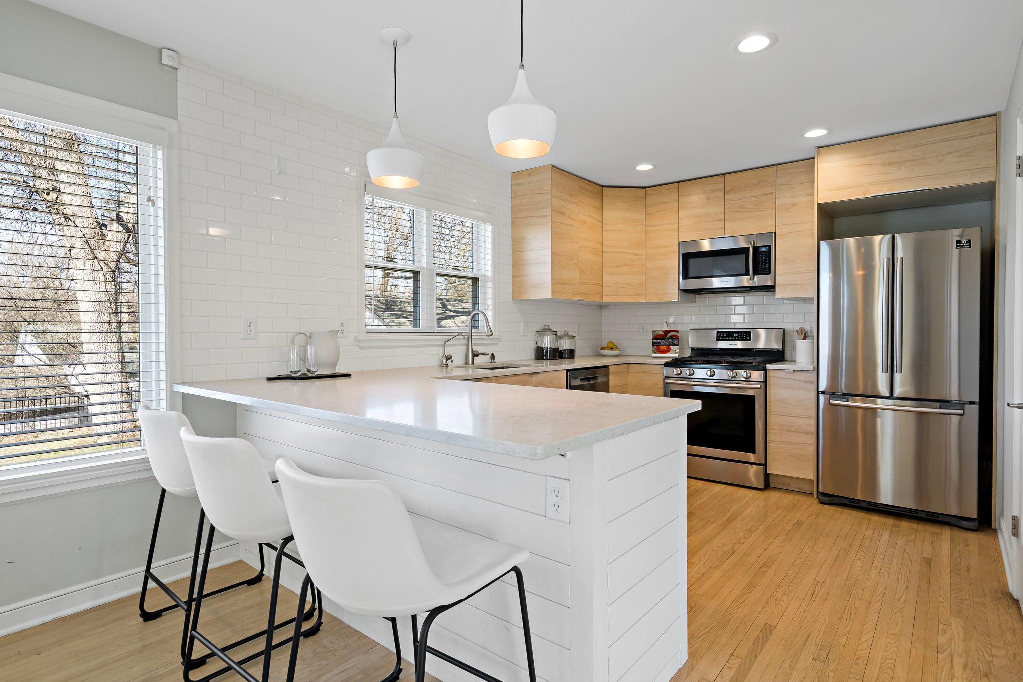 Peninsula with eat-in area