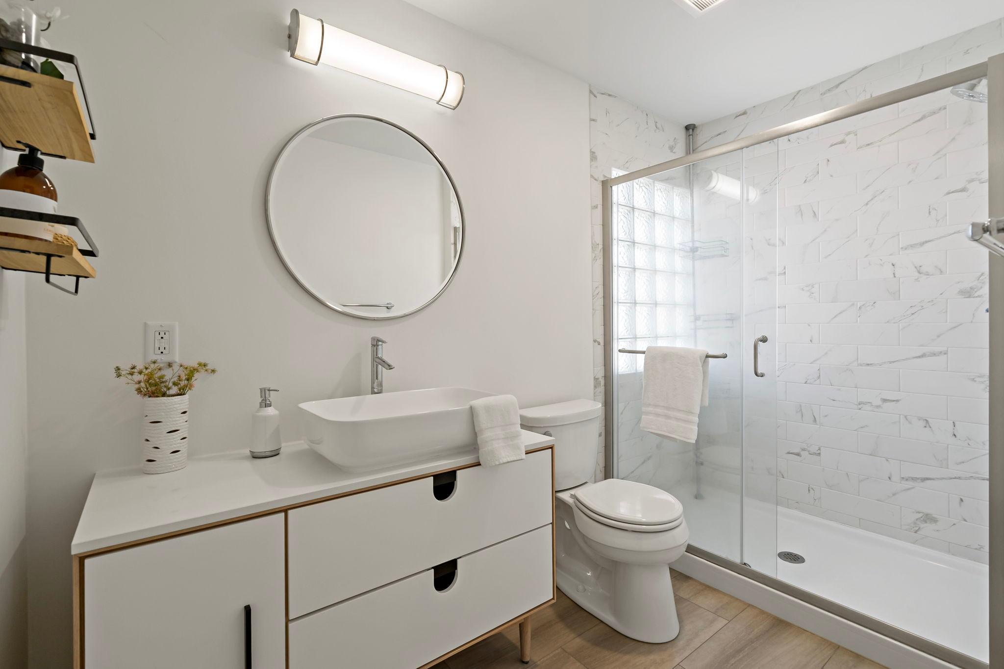 Upper level 3/4 bath