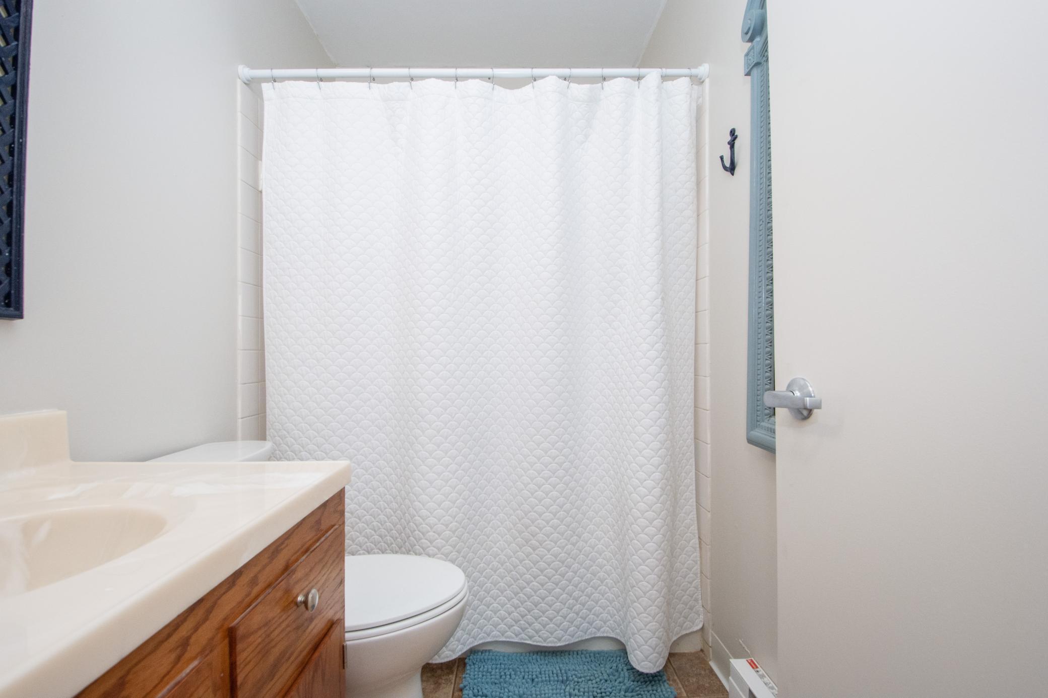 18 - Main Level Bath.jpg