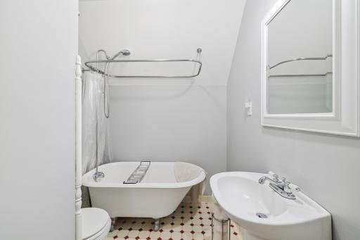 3rd floor full bathroom