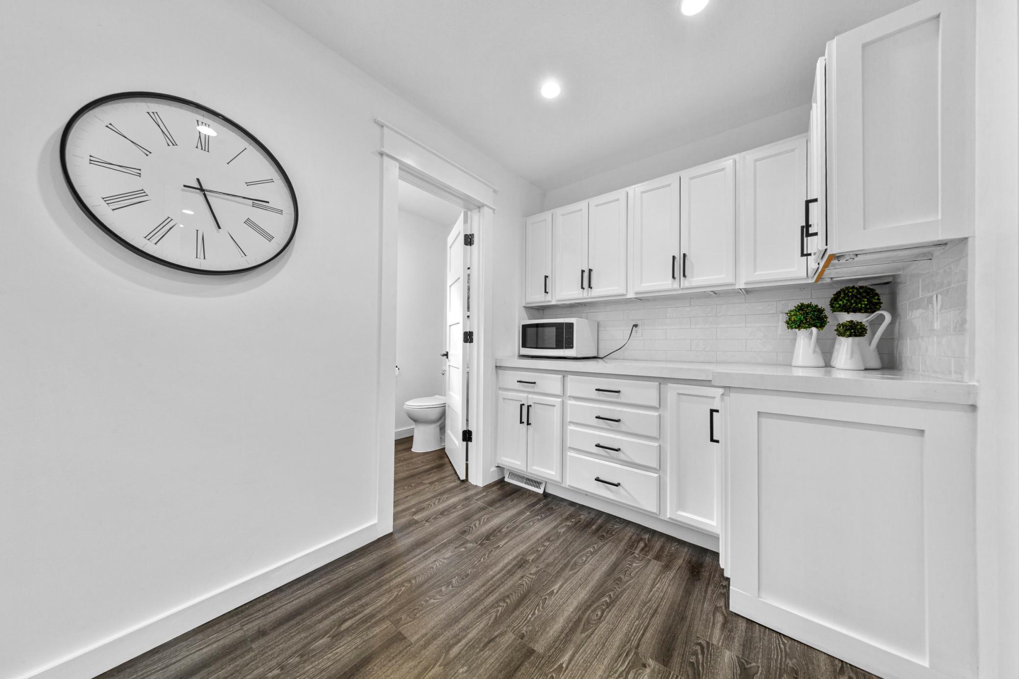 18 butler's pantry.jpg