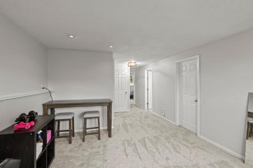1047 Lowell Drive, Apple Valley, MN 55124