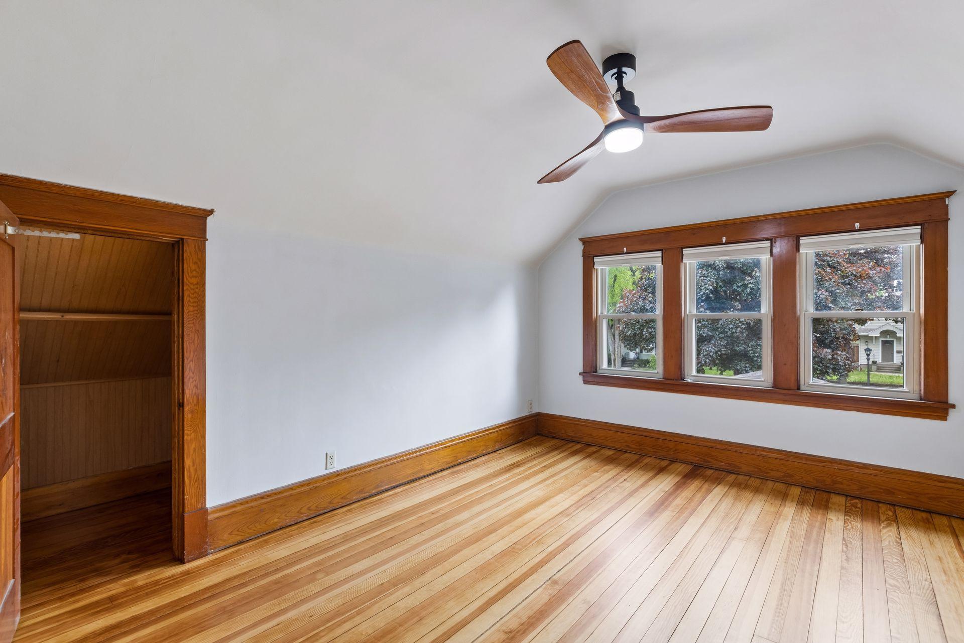 Second upper bedroom.