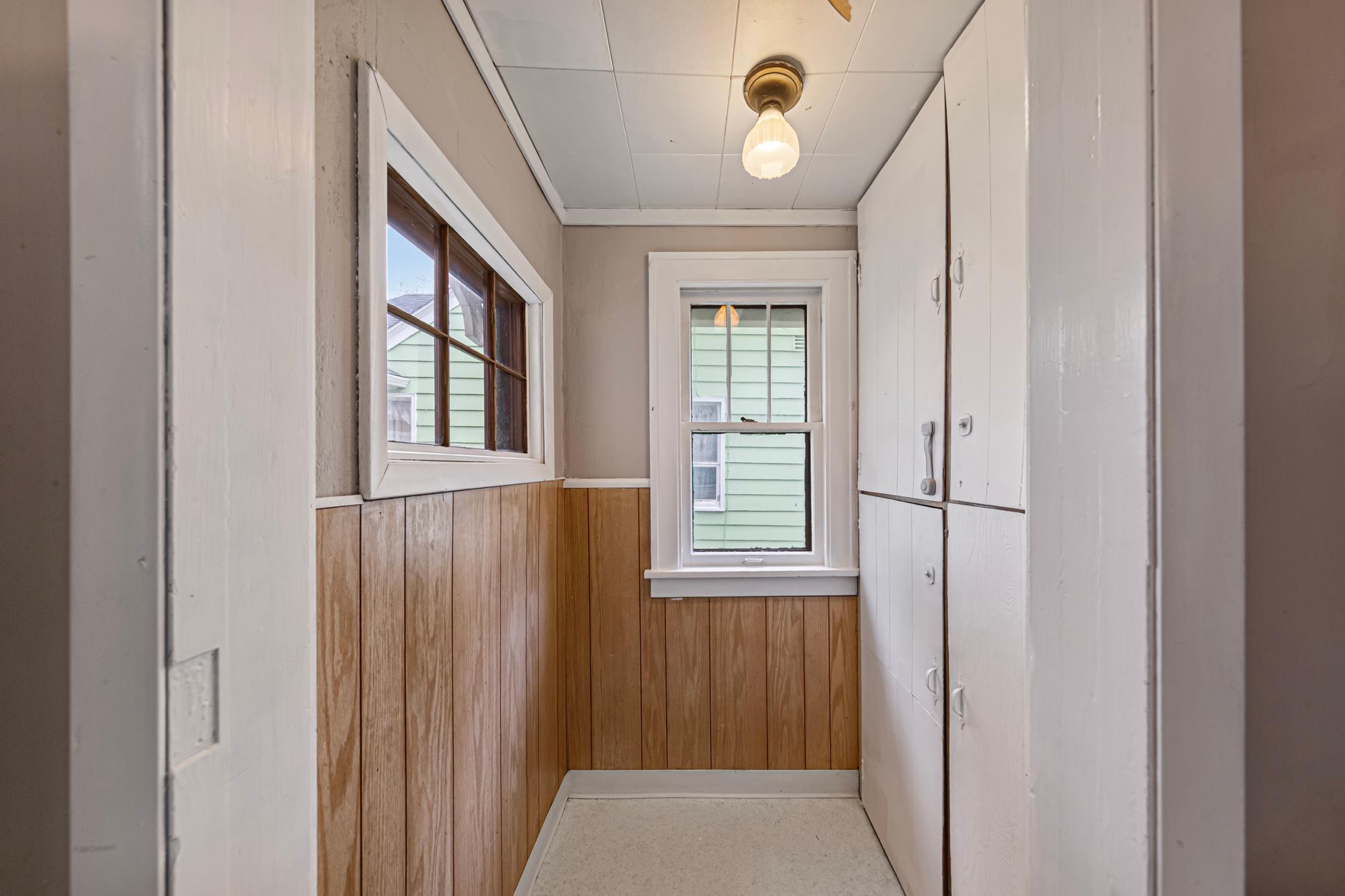 16 kitchen_pantry.jpg