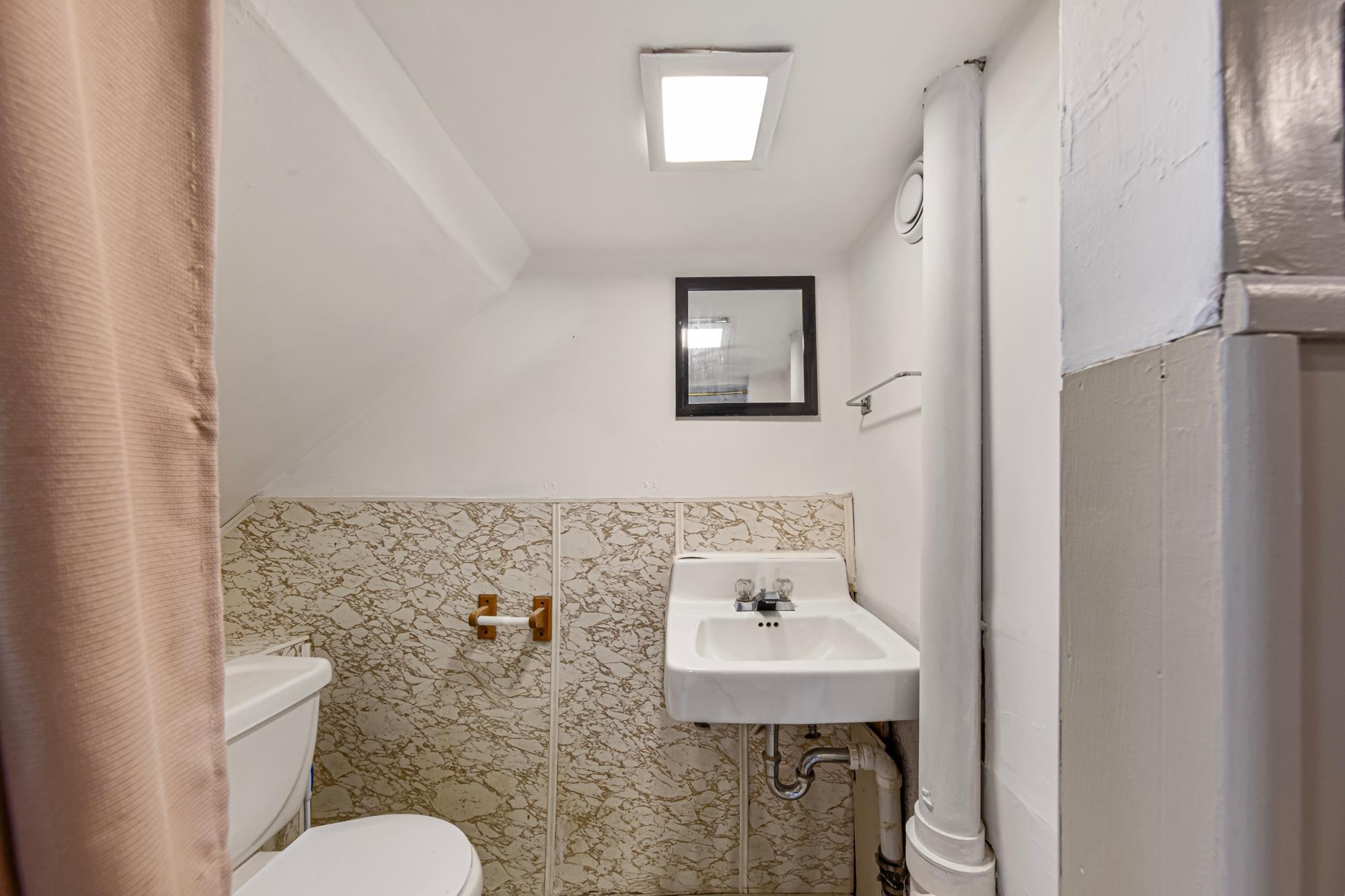 38 bathroom_lower.jpg