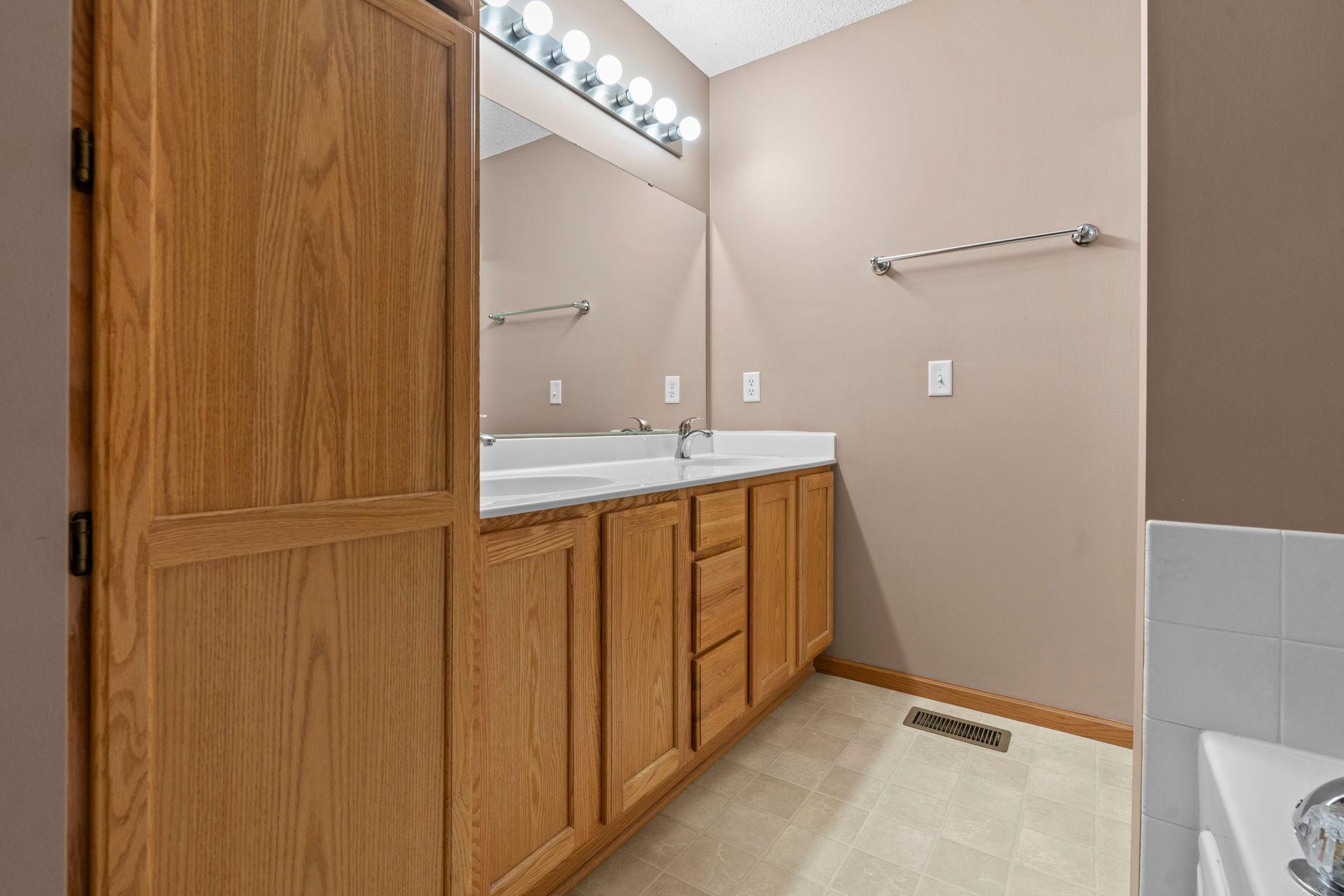 Full primary bathroom - Upper level