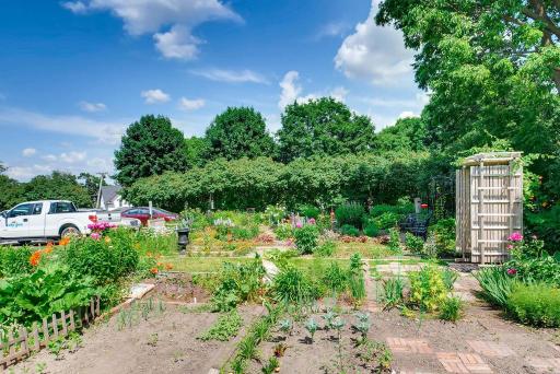 334 Cherokee Ave - Community Garden 4-1024x768-72dpi.jpg