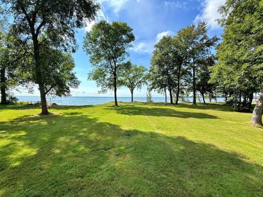 Oversized level yard down to lake side