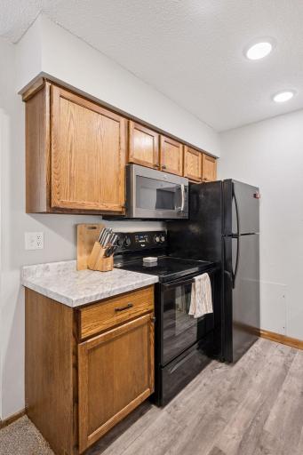 Plenty of cabinet spaces for your dishes, glasses and more.