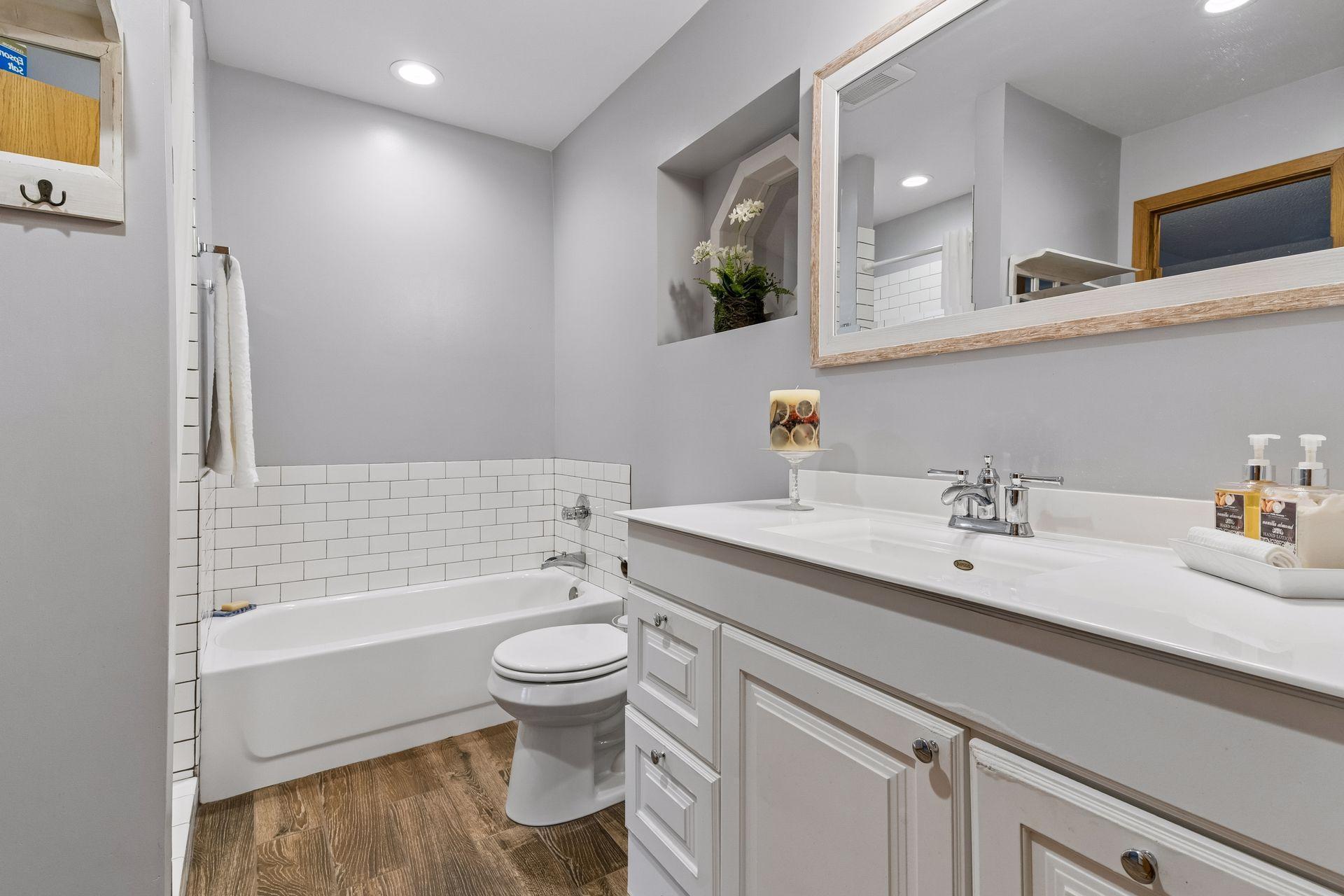 Upper level full bathroom/w/sep shower