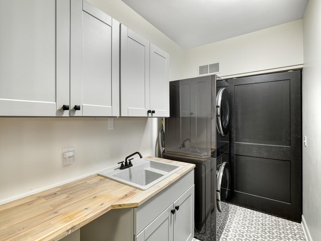 Spacious and renovated laundry room!