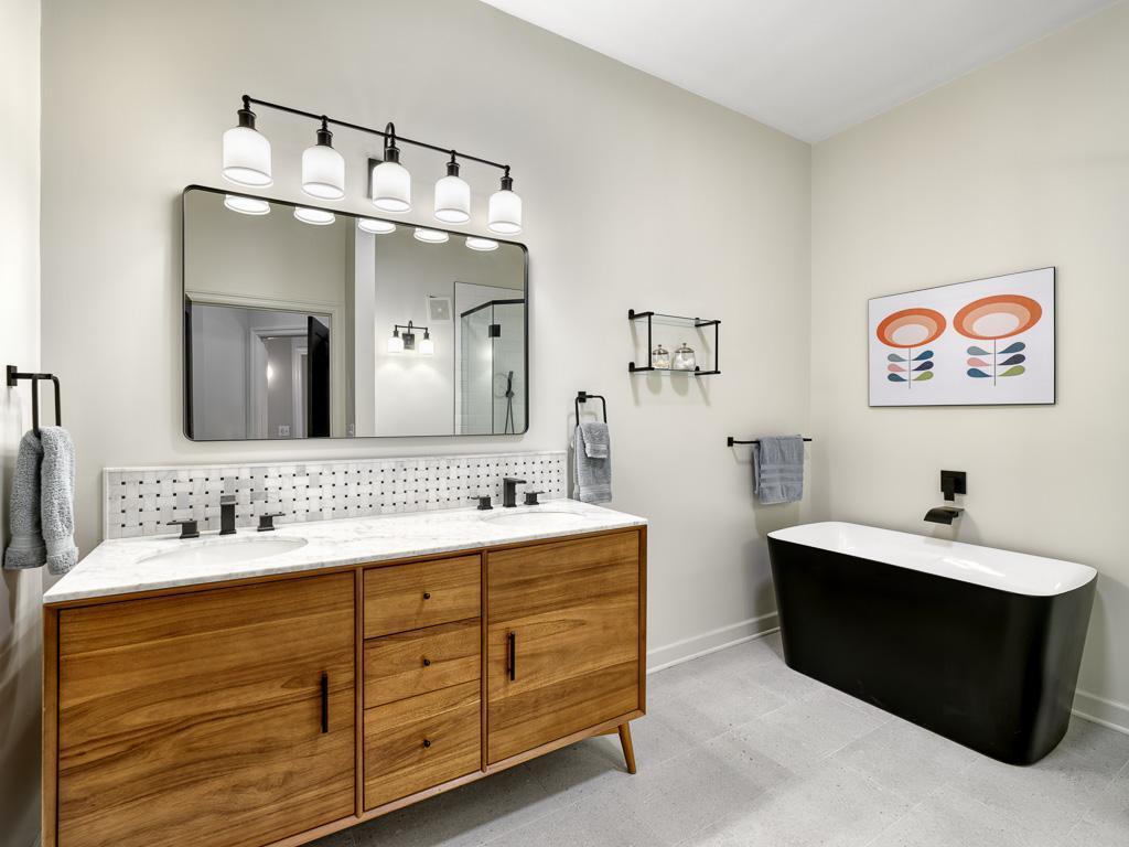 Full primary owner's bath with separate tub and shower!