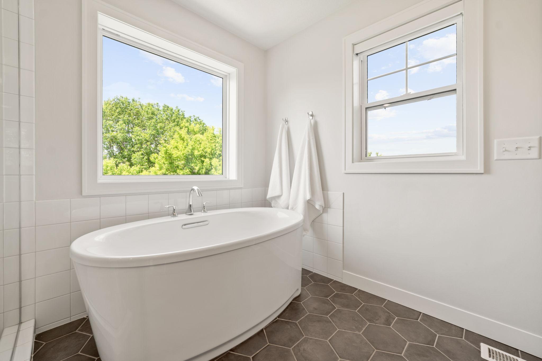 Freestanding soaking tub