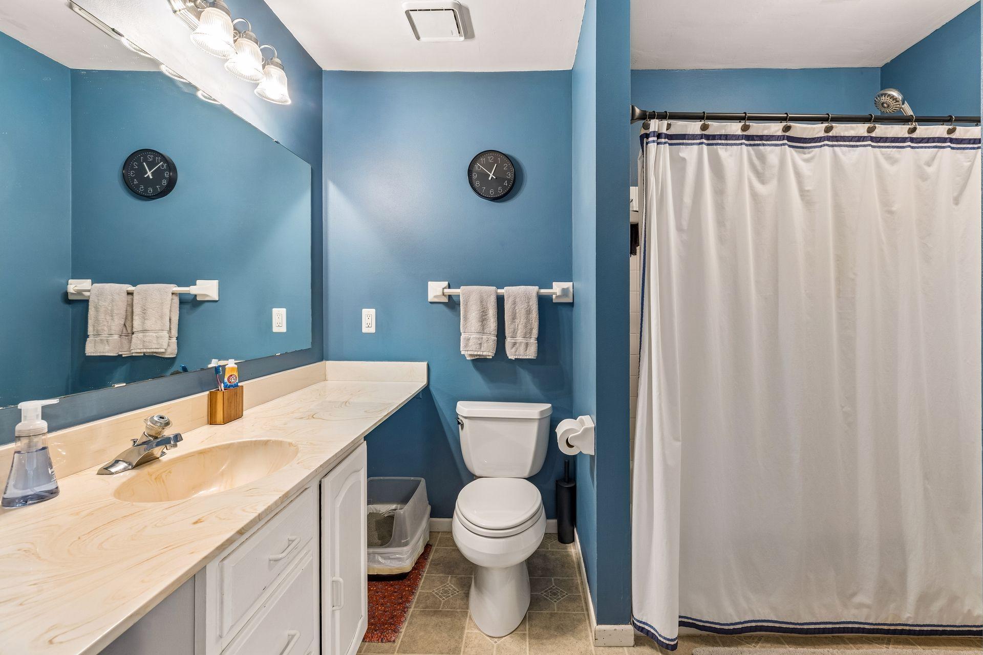 Bathroom with private ensuite access.jpg