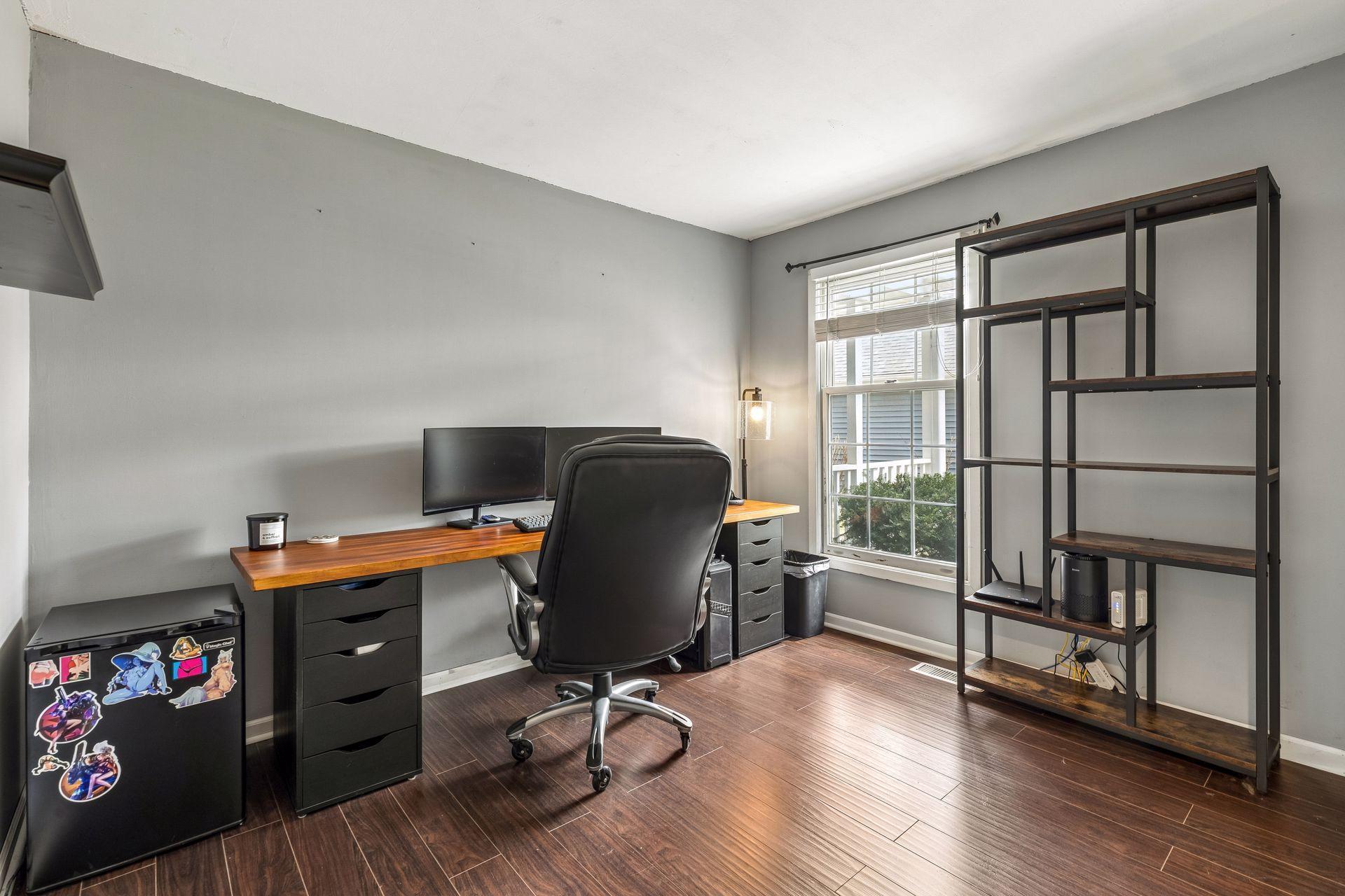 Additional bedroom with great light and large closet