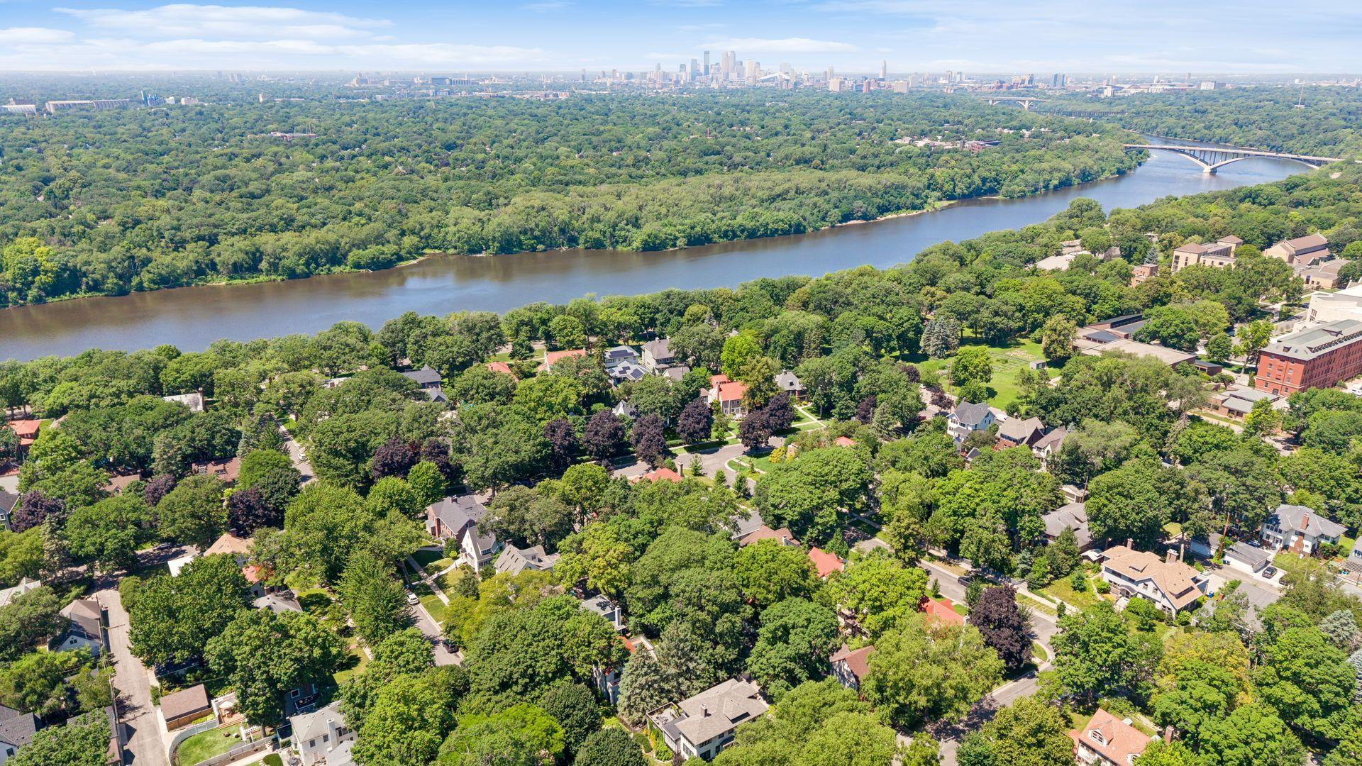 Steps from the Mississippi River—just one block away.