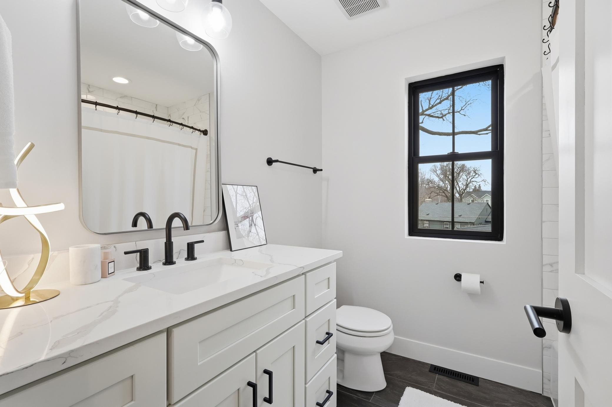 Upper level 2nd full bath
