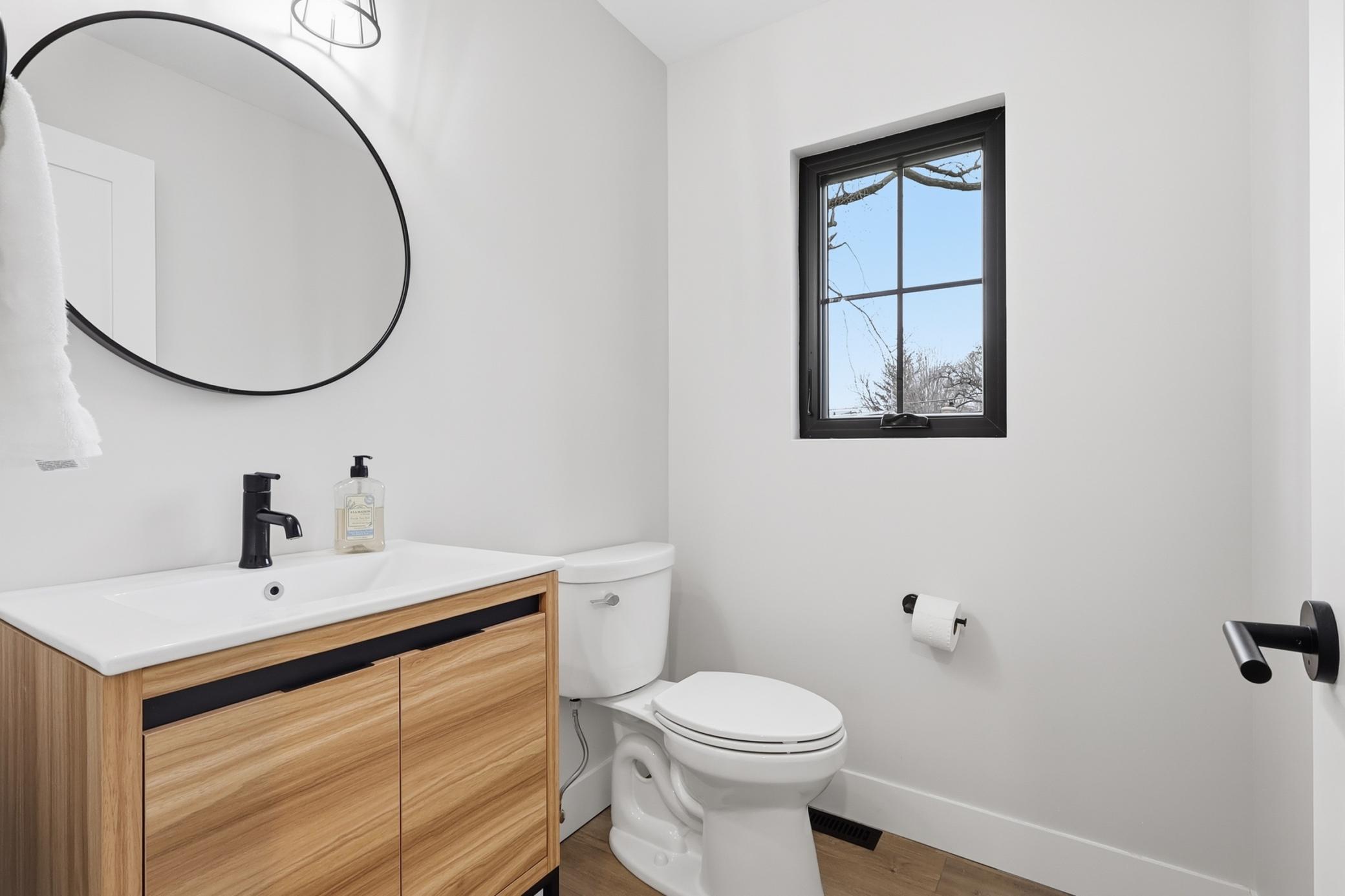 Main floor 1/2 bath