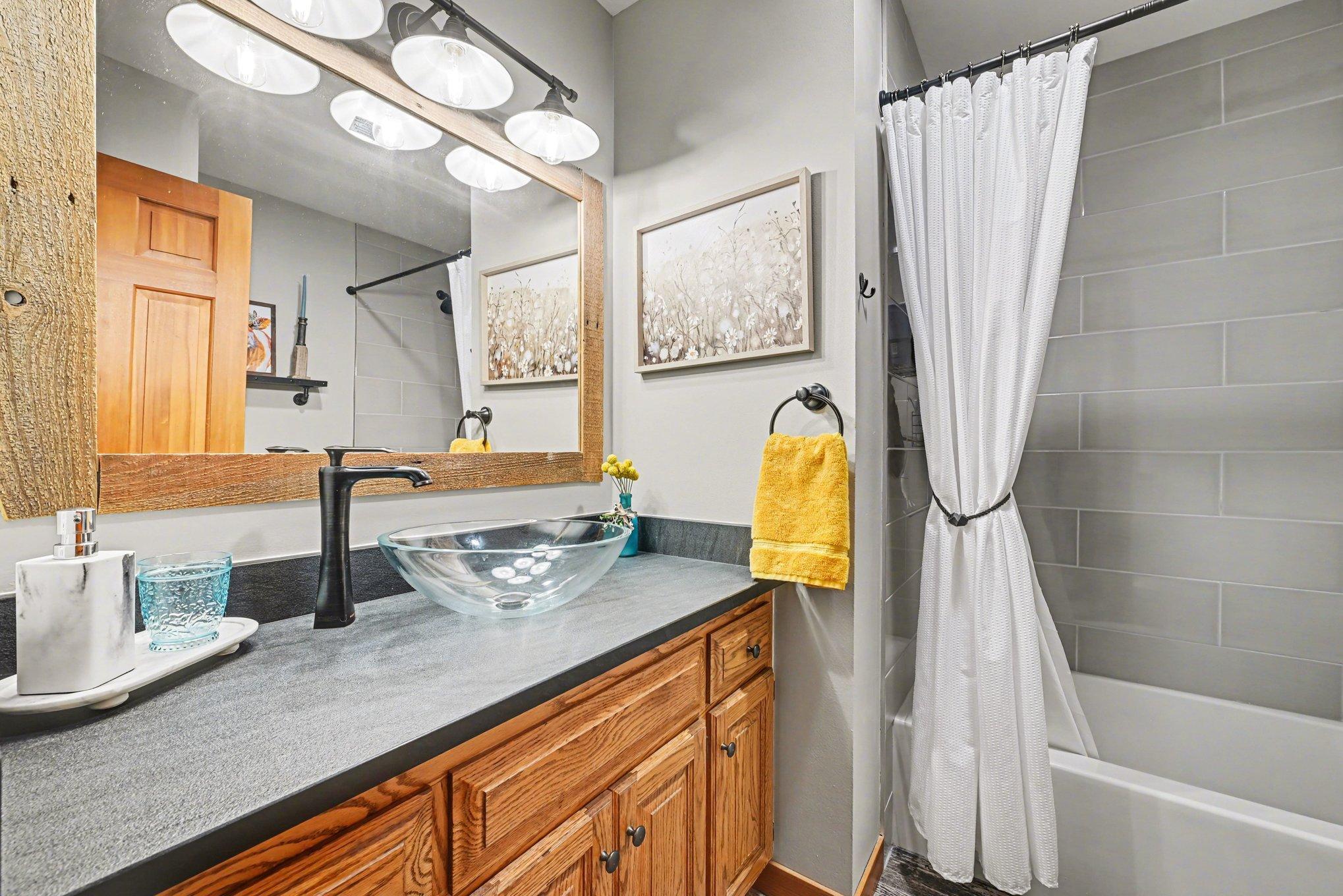 Upper main level full bathroom