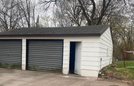 Oversized 2 car Garage