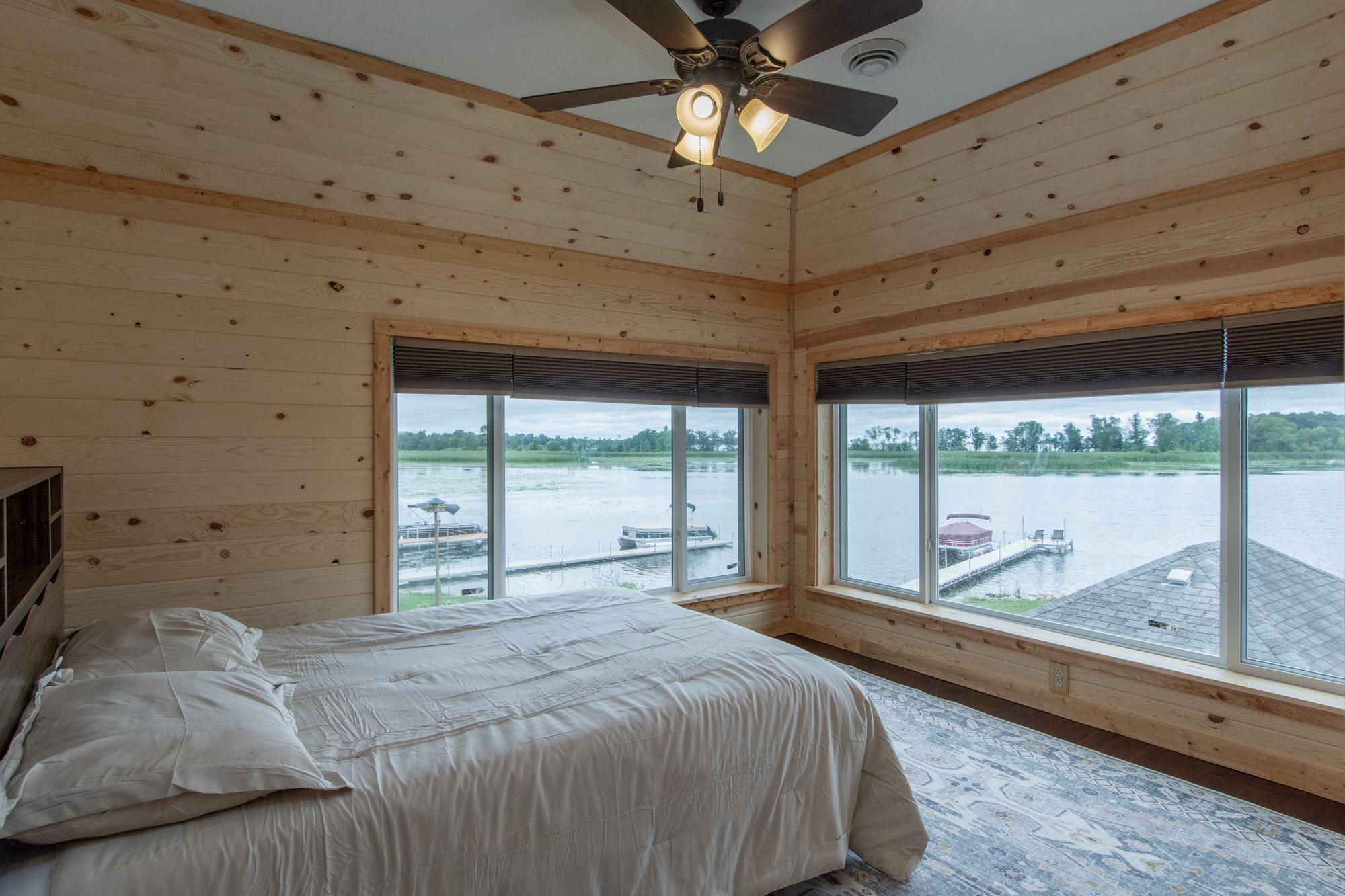 Bed 2 lakeside views!