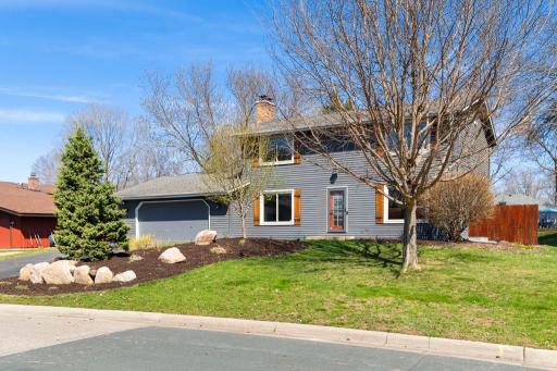 404 Cimarron Circle, Chanhassen, MN 55317