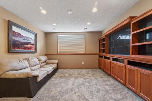 900 Ledgestone Drive, Saint Paul, MN 55115