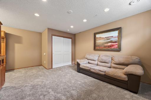 900 Ledgestone Drive, Saint Paul, MN 55115