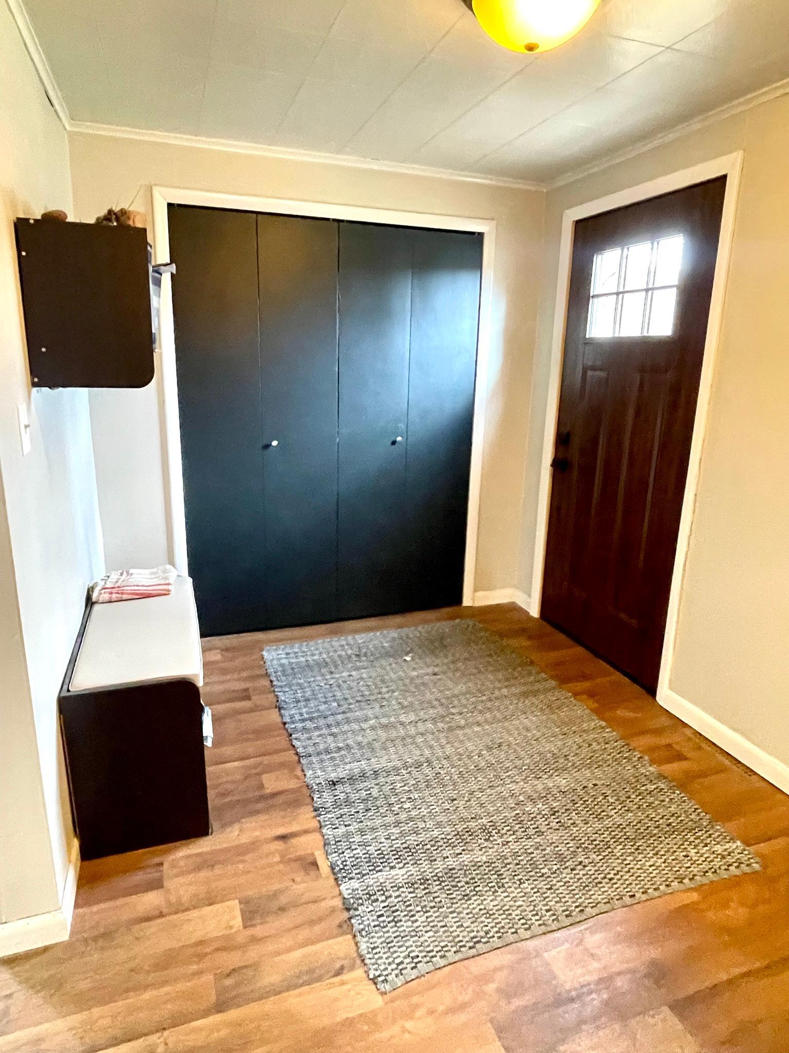 Great front entry! Newer front and back service doors!