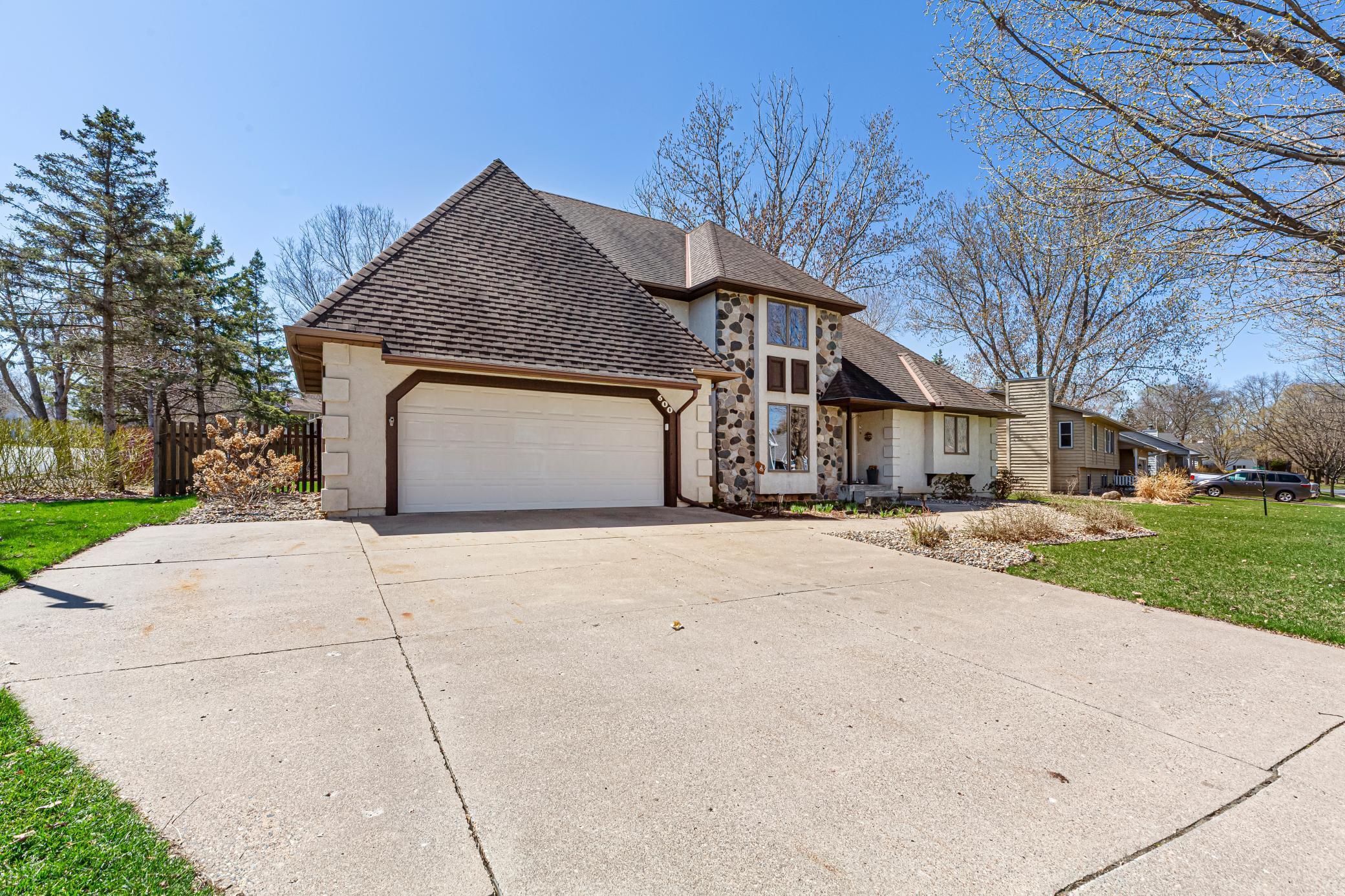 Front2/Cement Driveway.jpg