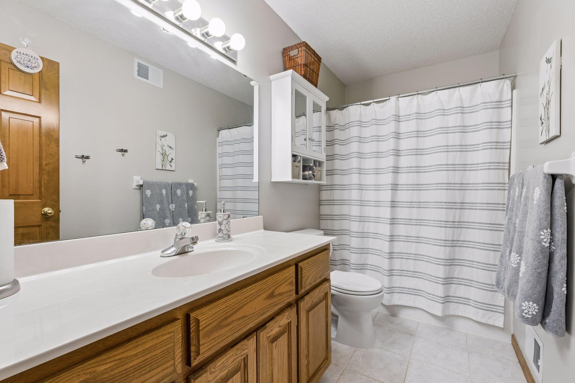 Full bathroom on the upper level.