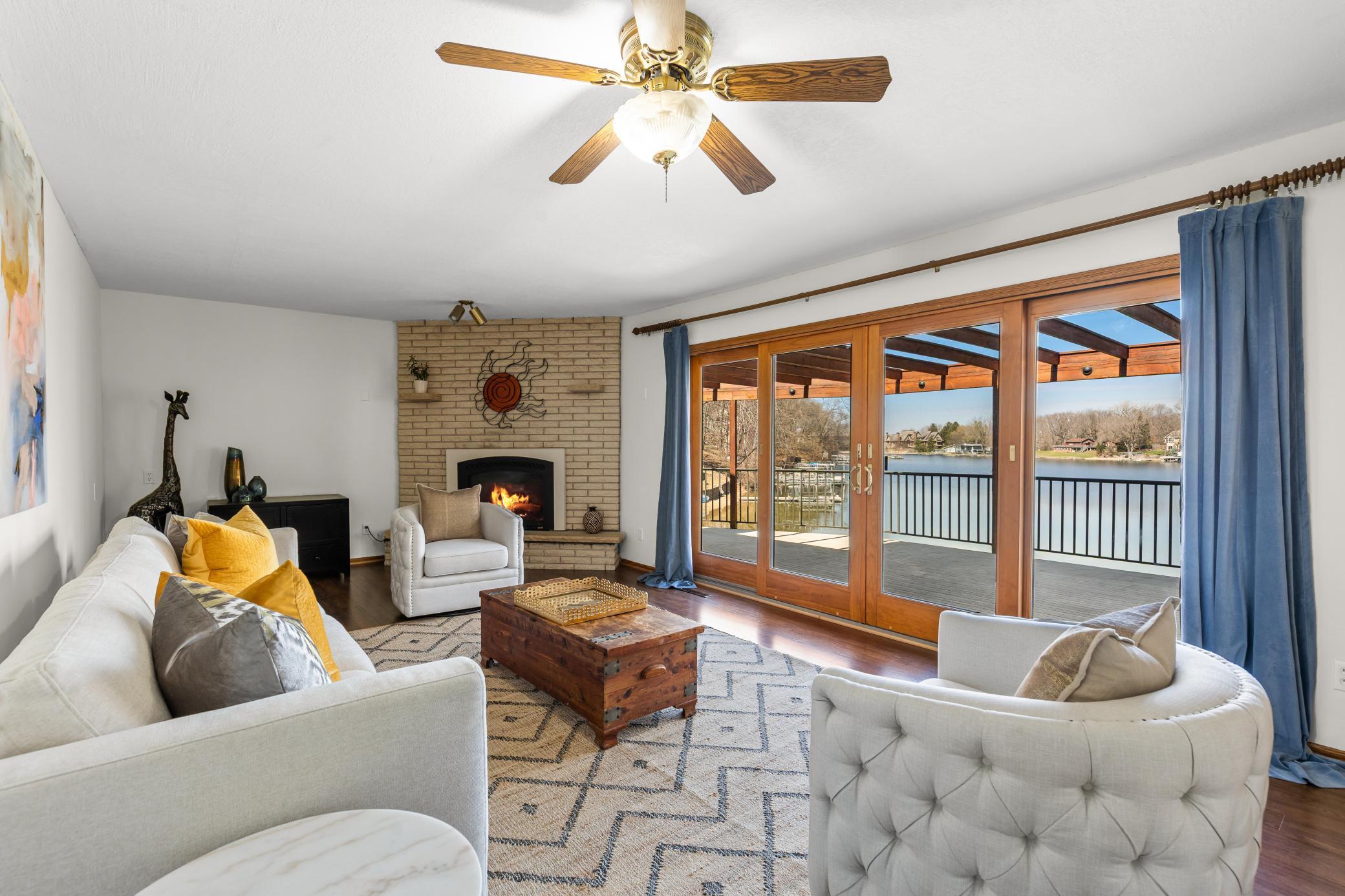 Living Room w/ Great view of the lake