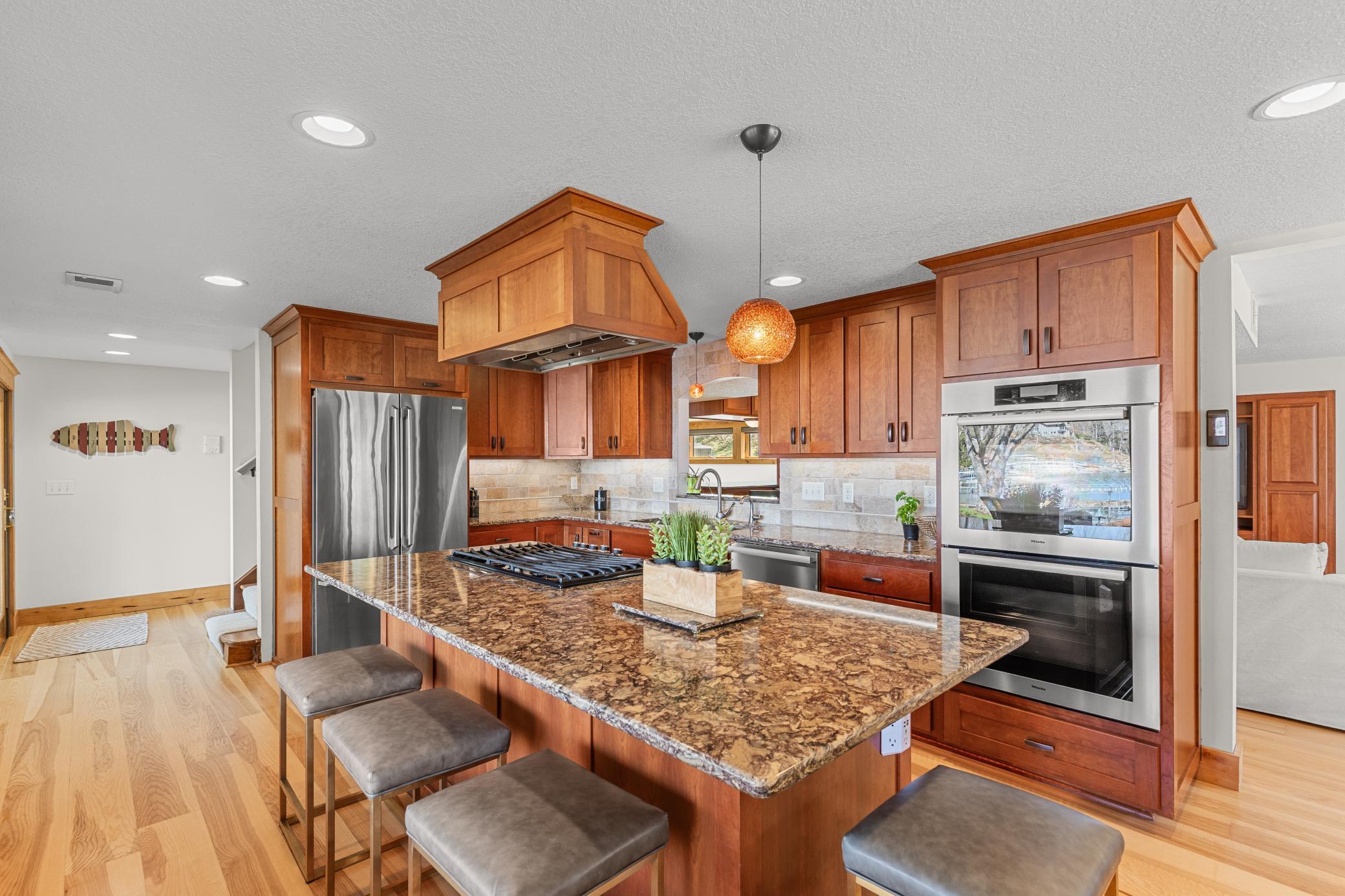 Kitchen eat-in breakfast bar