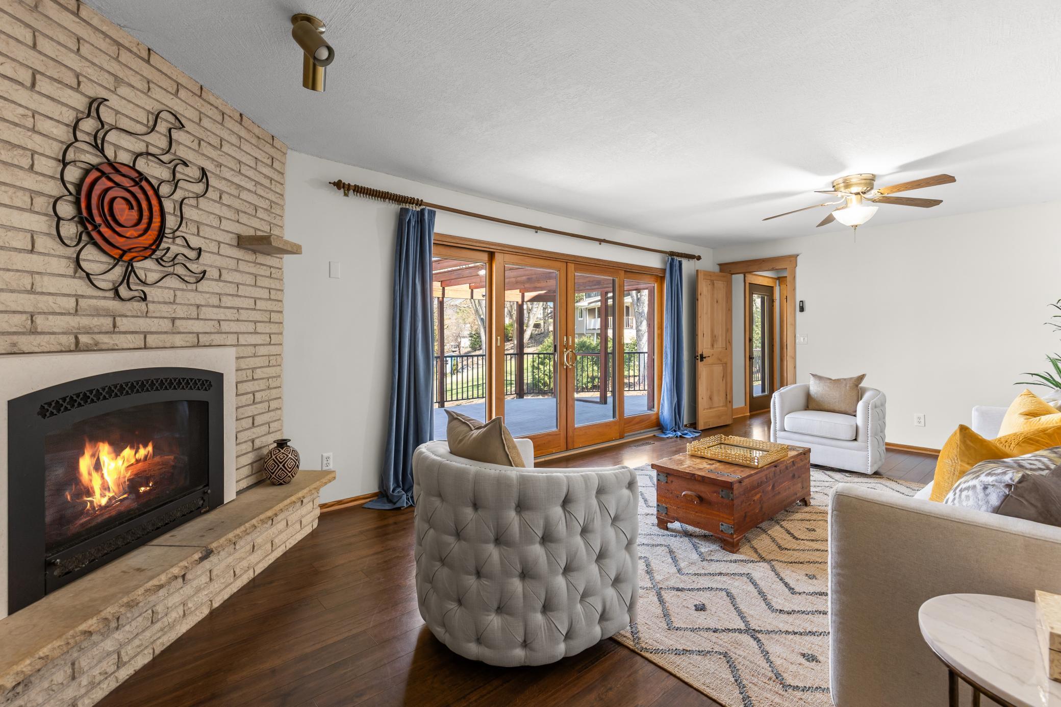 Living Room w/ Gas fireplace