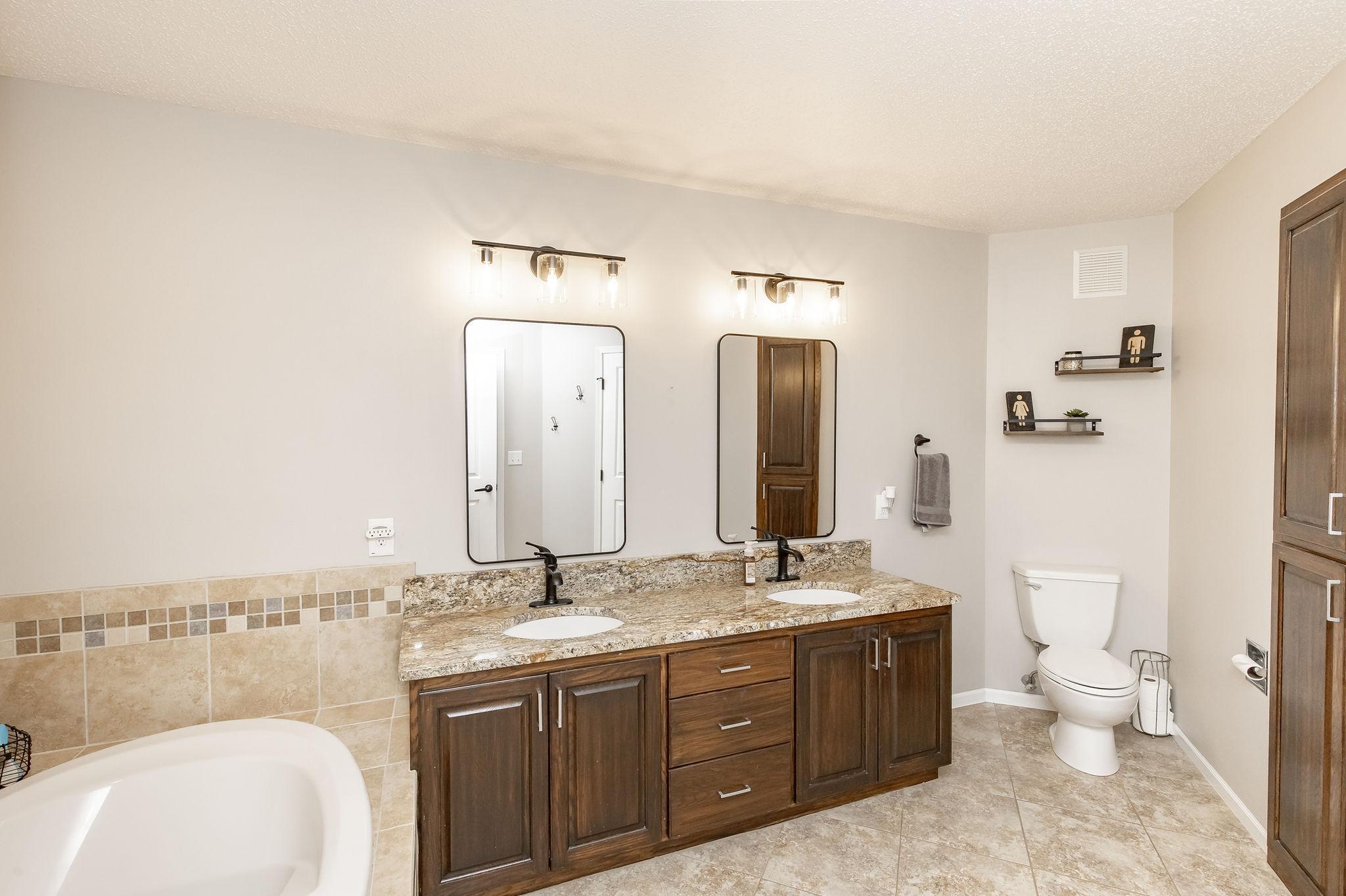 Primary Hollywood Full Bath