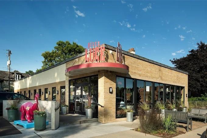 2 Minute Walk to Pizza Lucé!