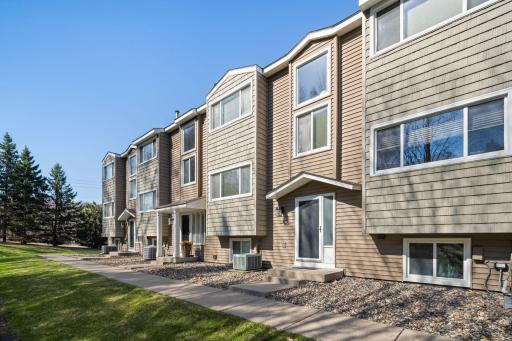 304 Pondridge Circle, Wayzata, MN 55391