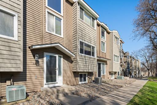 304 Pondridge Circle, Wayzata, MN 55391