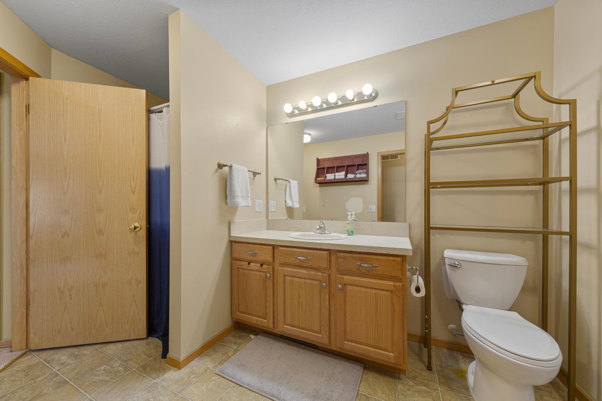 19 bathroom.jpg