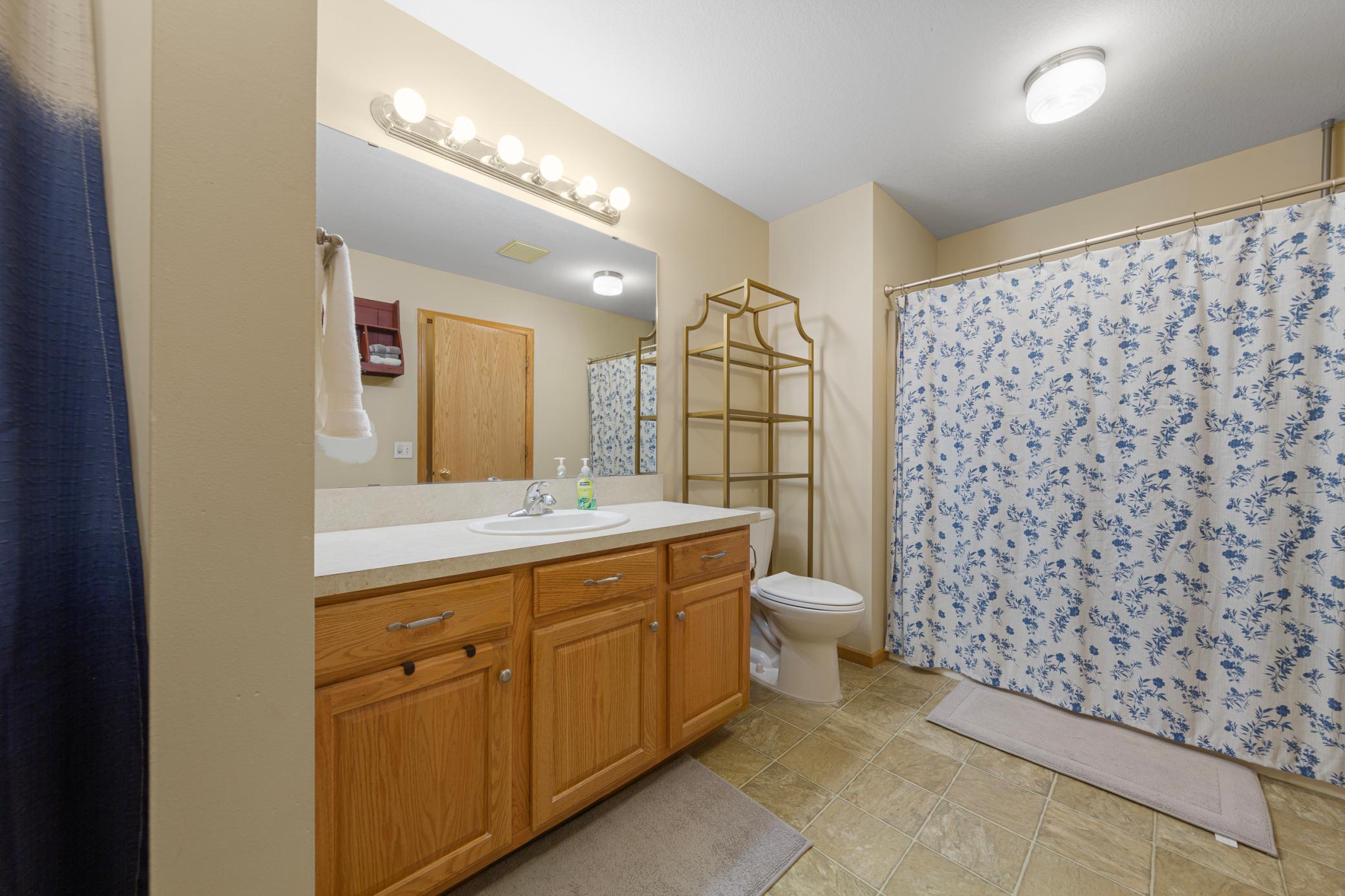 20 bathroom.jpg