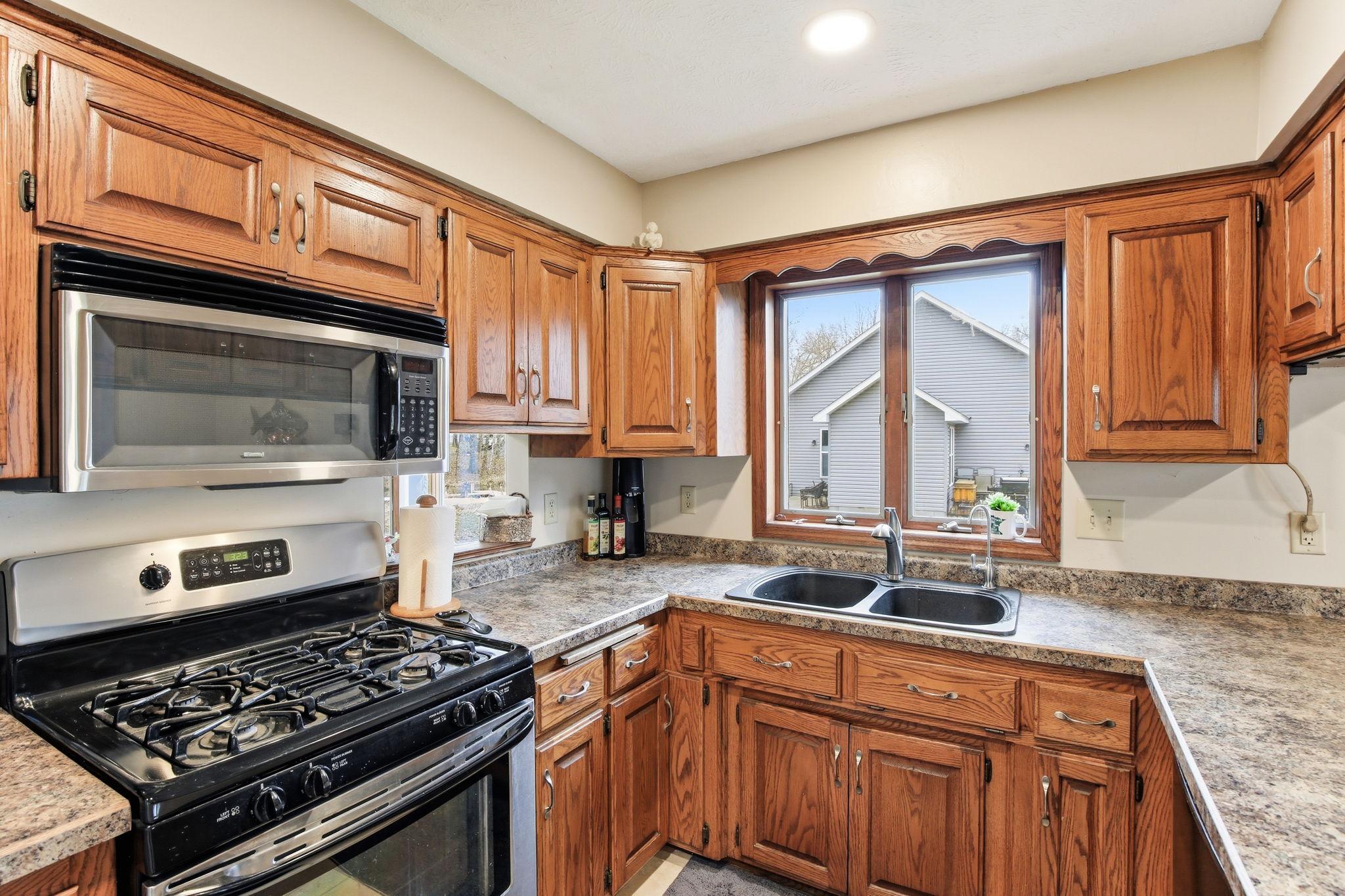 15-web-or-mls-22145-Jason-Ave-N-15.jpg