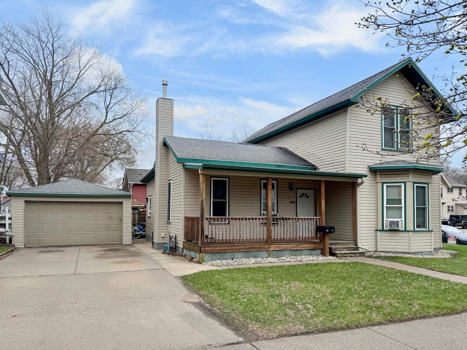 18 Front & Garage.jpg