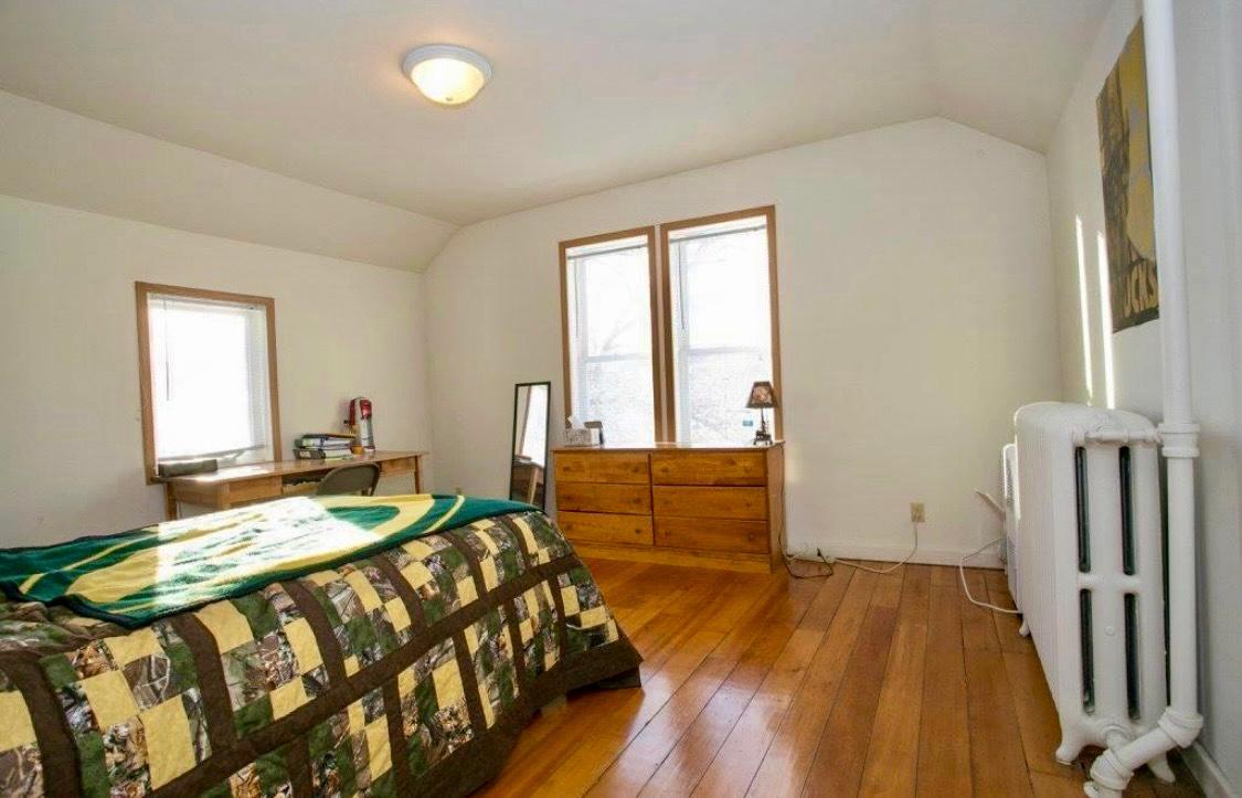 Upstairs large bedroom.jpg