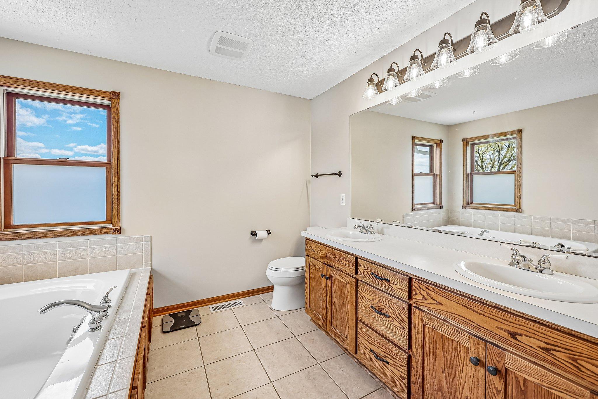 38-web-or-mls-Sandterra Cir-S0105-038.jpg