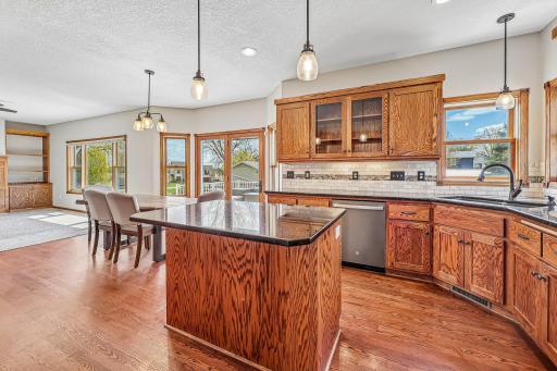 16-web-or-mls-Sandterra Cir-S0105-016.jpg