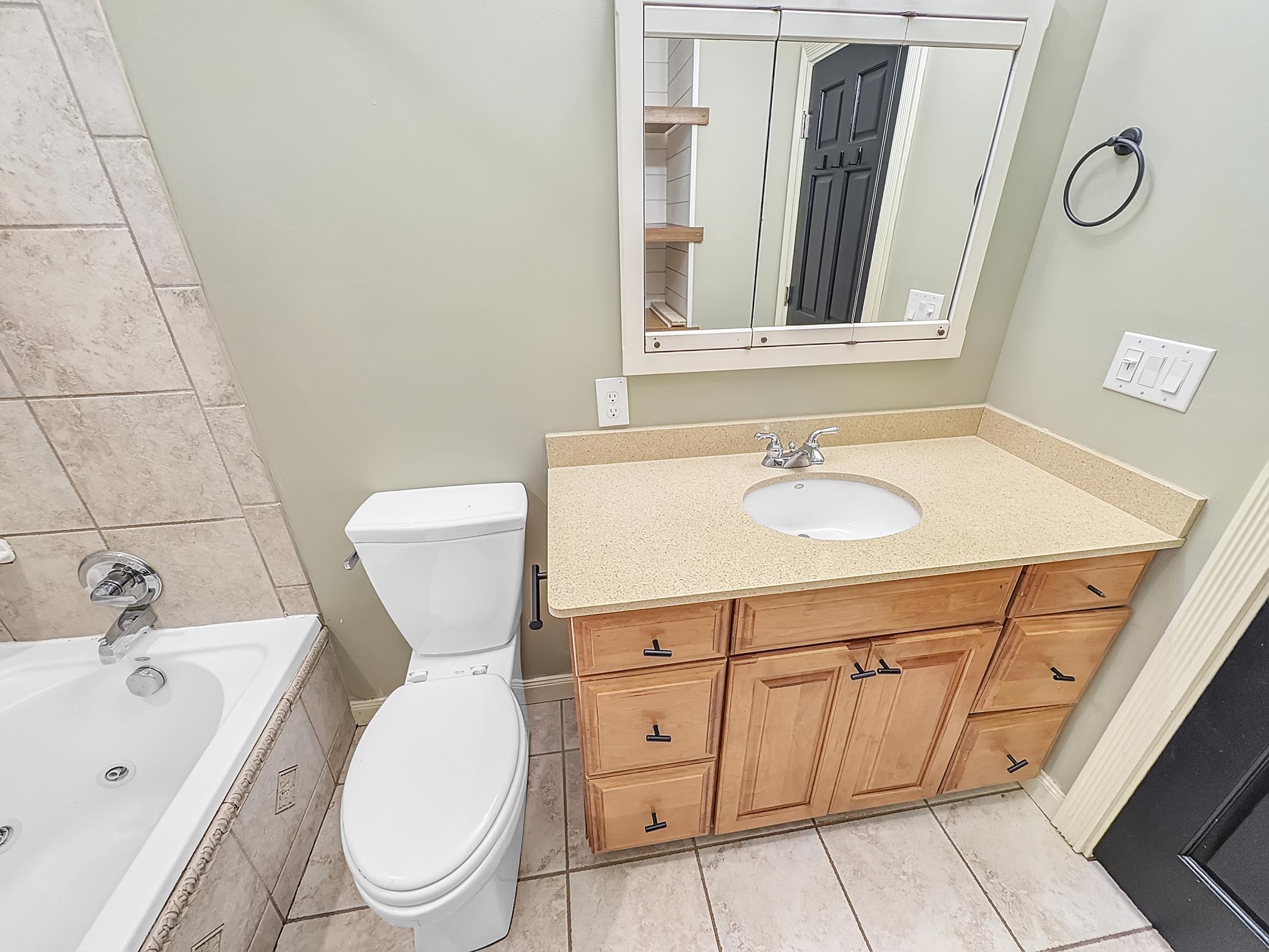 18 Upper Level Bath 2.jpg