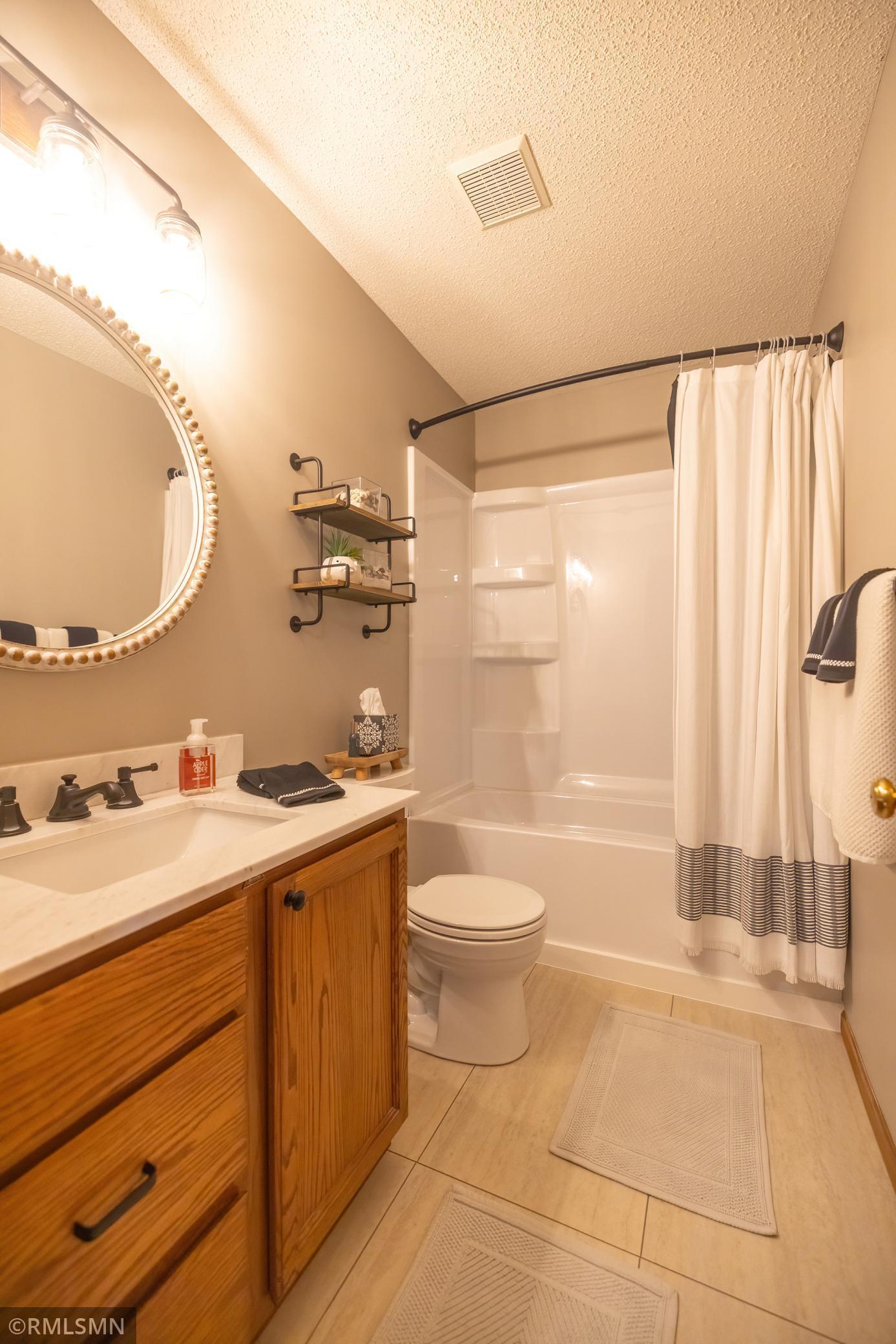 Upper level common bath