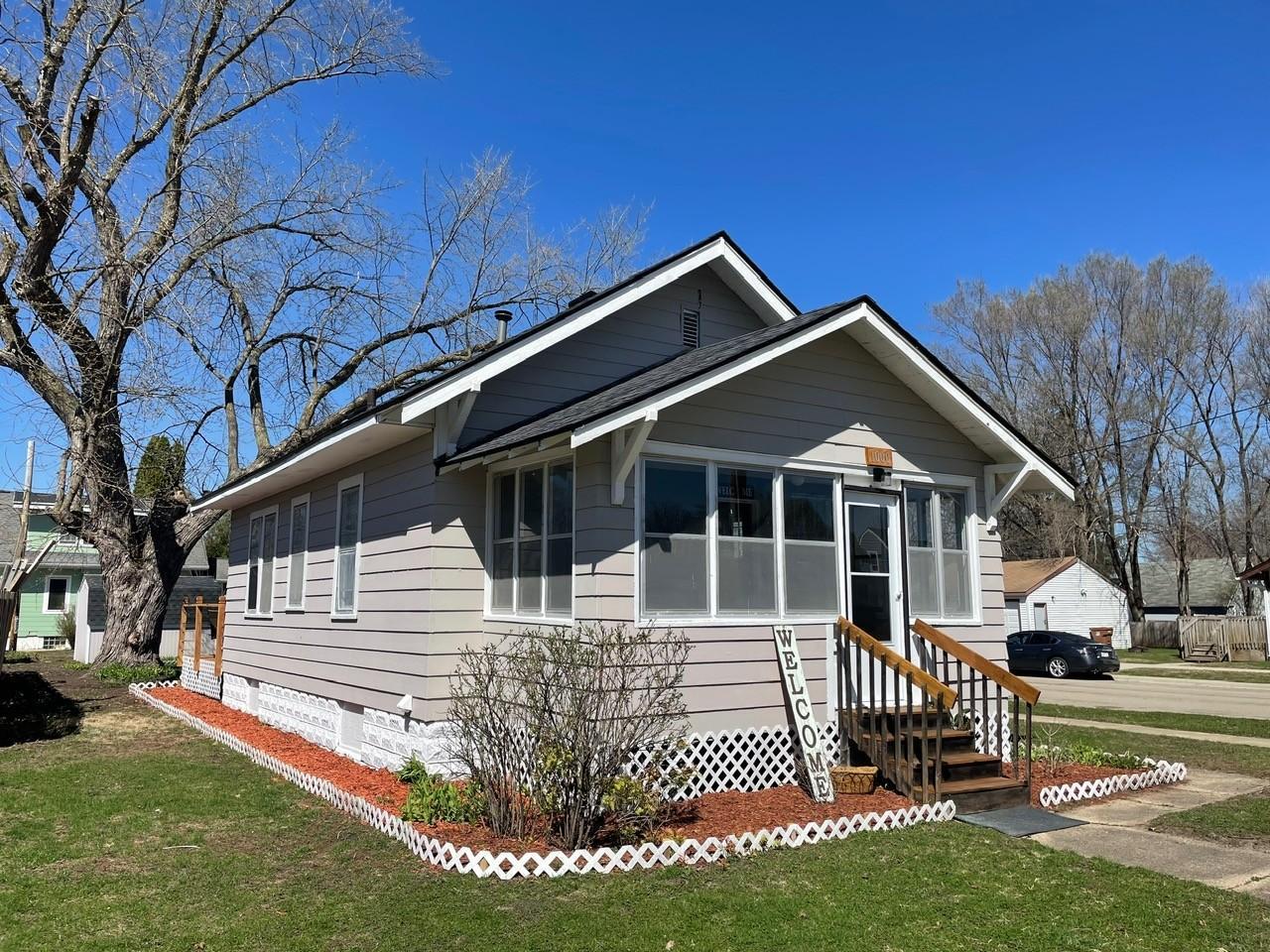 Front of home, newer roof