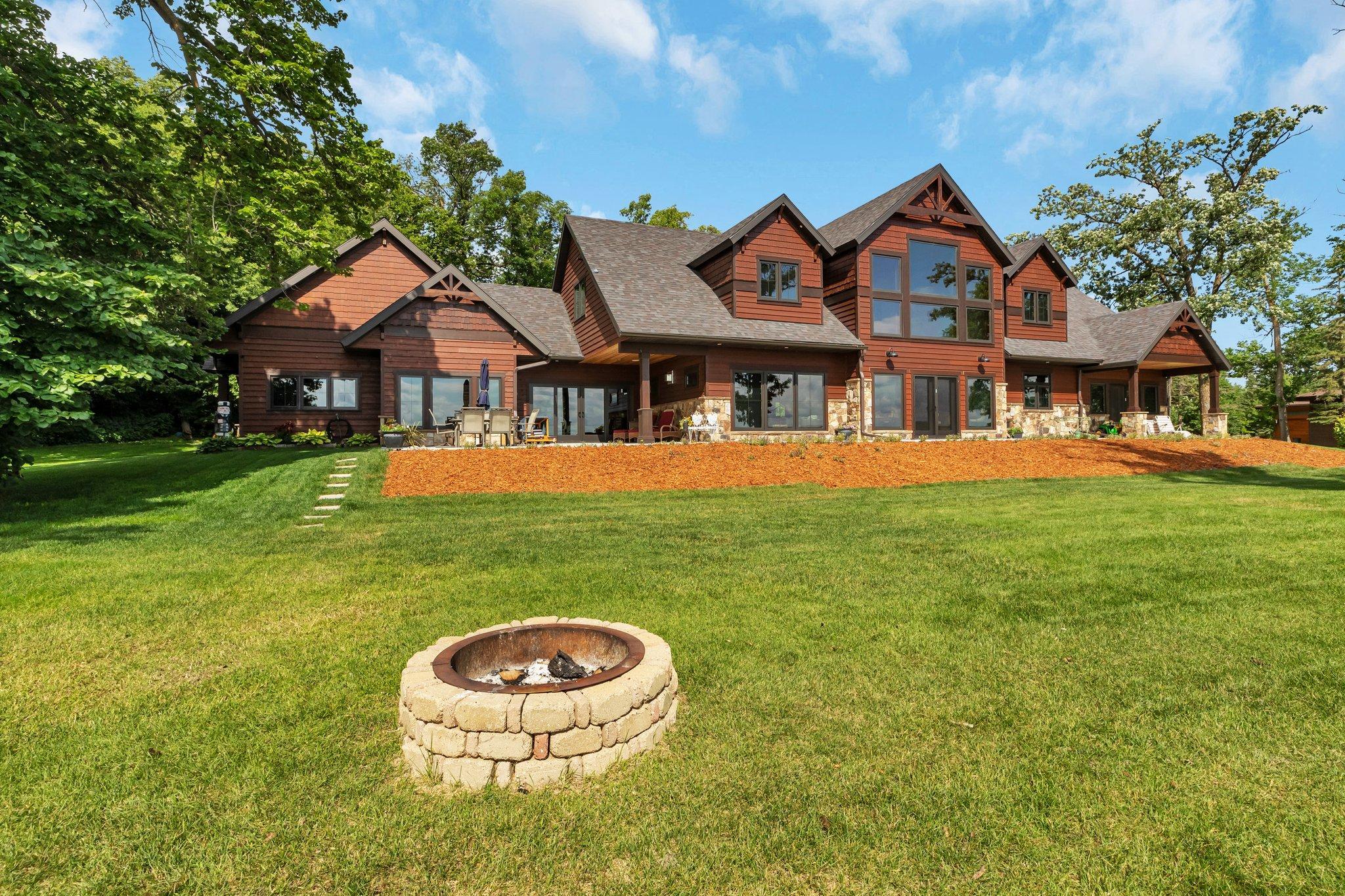 05 Gorgeous Level Lakeside Lot.jpg