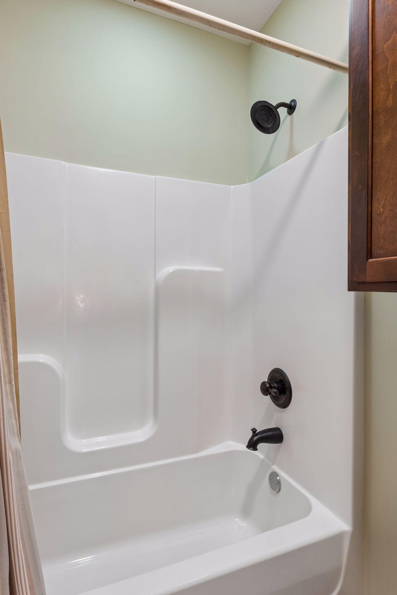 Lower level bath (full)